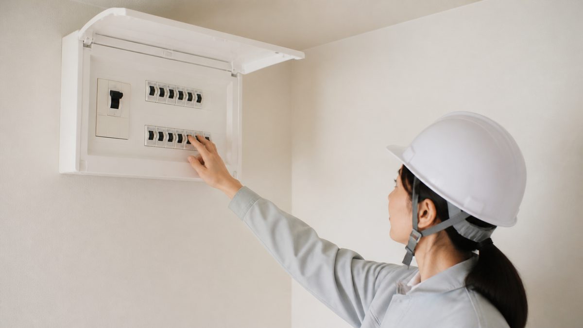 住宅の分電盤のブレーカーを操作する様子