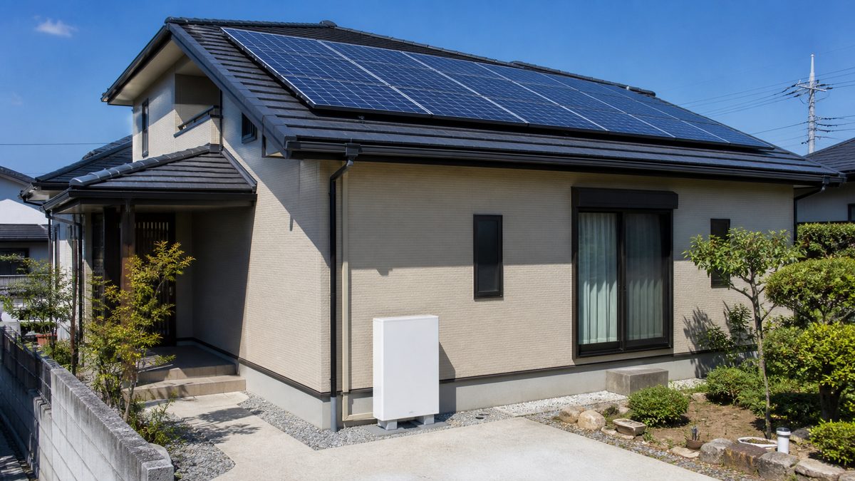 屋根の太陽光発電と外壁際の蓄電池を備えた住宅