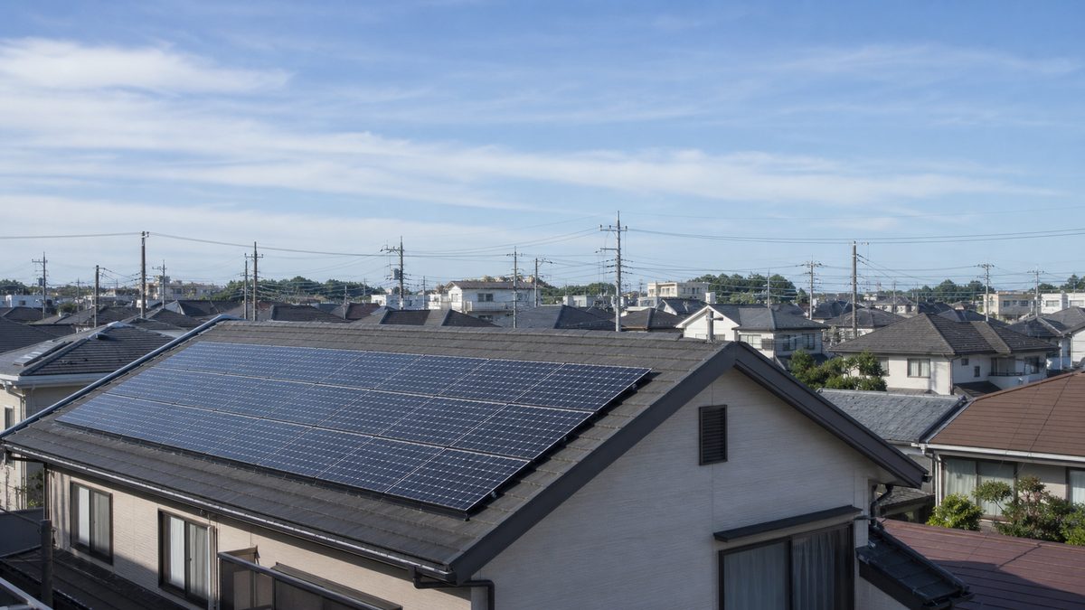 住宅街の屋根に並ぶ太陽光発電パネル